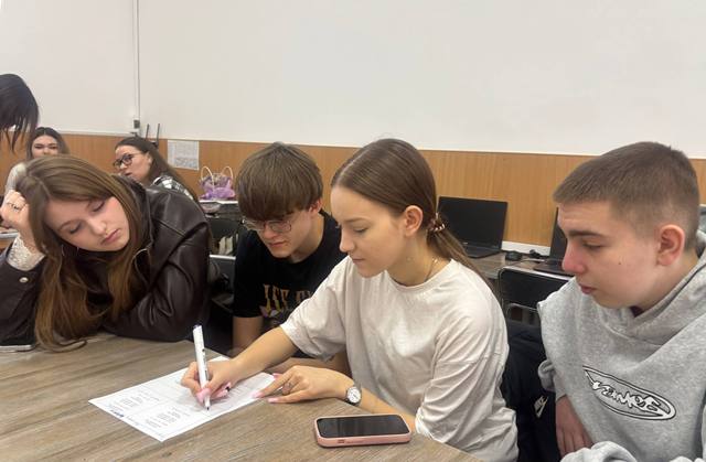 Команда на етапі 'де помилка в коді'